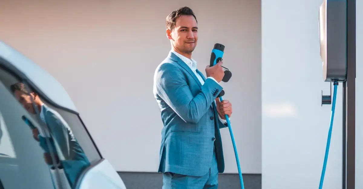 Elektromobilität Mann mit Ladekabel