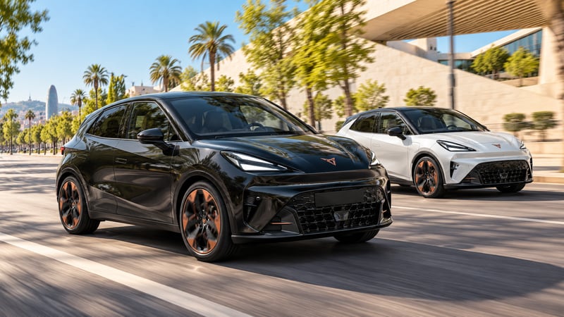 Zwei CUPRA Raval in Schwarz und Weiß während der Fahrt – KI-bearbeitete Illustration auf Basis eines Herstellerfotos