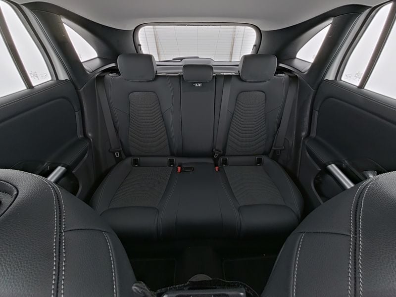 Mercedes-Benz GLA 200 PROGRESSIVE AHK KAMERA PANO SPUR PDC