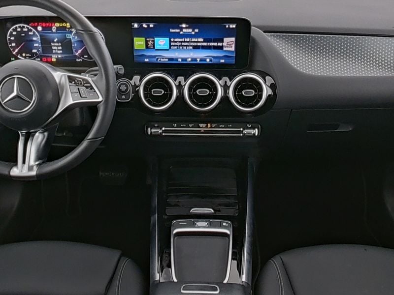 Mercedes-Benz GLA 200 PROGRESSIVE AHK KAMERA PANO SPUR PDC