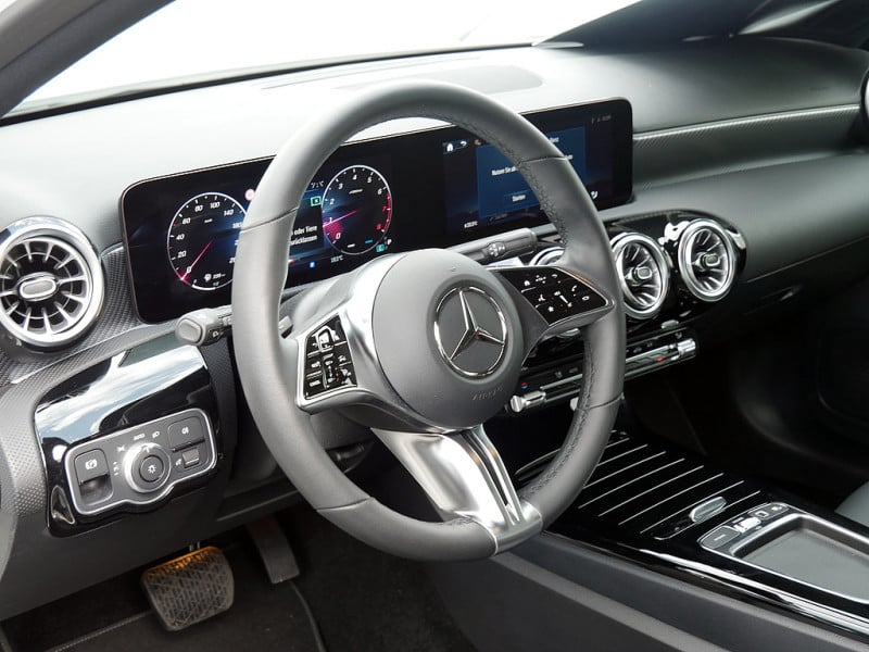 Mercedes-Benz A 200 PROGRESSIVE MULTI KAMERA SPUR PDC SHZ