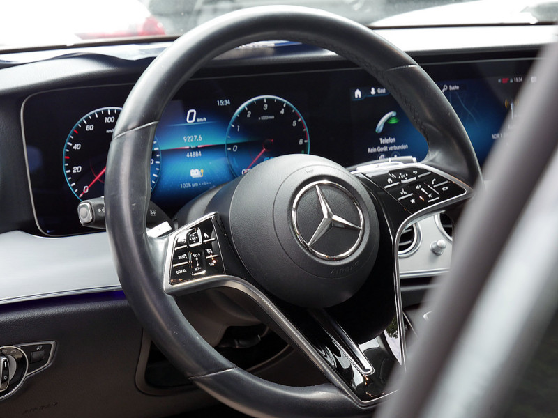 Mercedes-Benz E 300 300 T de AVANTGARDE SPUR AHK KAMERA WIDE PDC