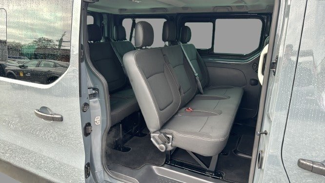 Nissan Primastar 2,8t dCi 150 L1H1 Tekna 8-Sitzer