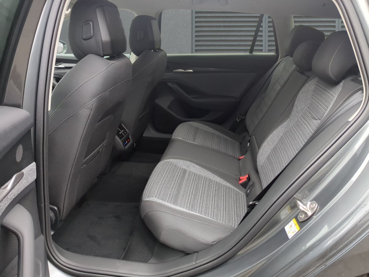 Skoda Superb Combi 2.0 TDI DSG Selection AHK+NAVI+KAM+EL.HECKKL...