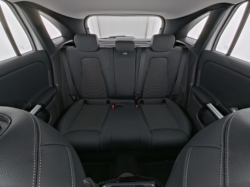 Mercedes-Benz GLA 200 PROGRESSIVE AHK KAMERA PANO SPUR PDC