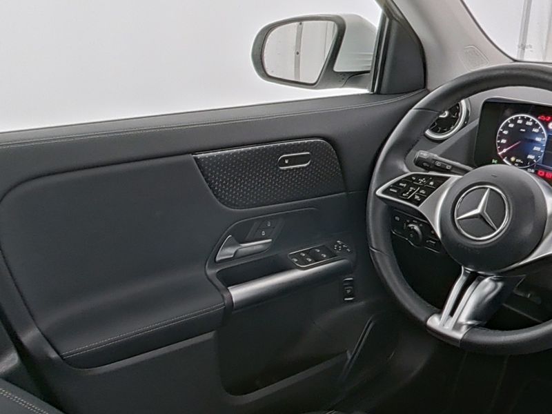 Mercedes-Benz GLA 200 PROGRESSIVE AHK KAMERA PANO SPUR PDC