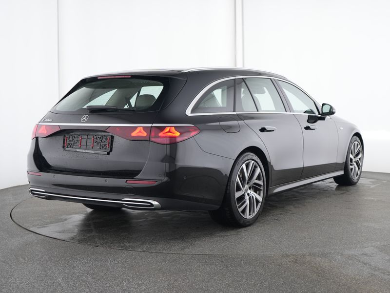 Mercedes-Benz E 300 AHK DISTR KAMERA SPUR