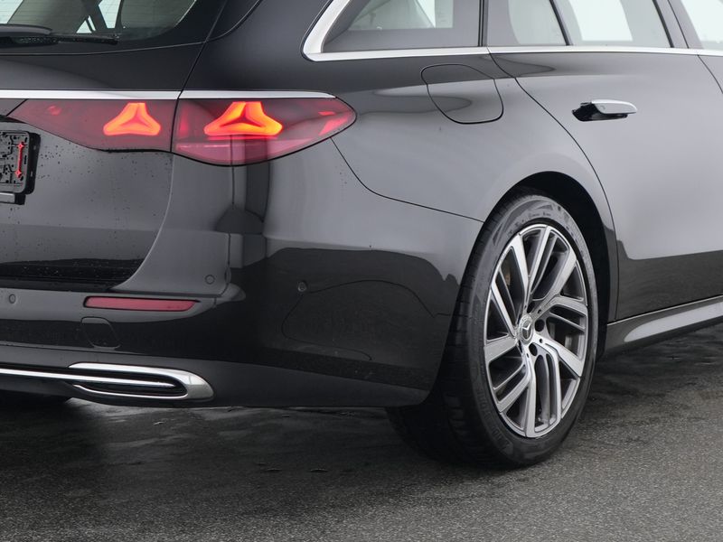 Mercedes-Benz E 300 AHK DISTR KAMERA SPUR